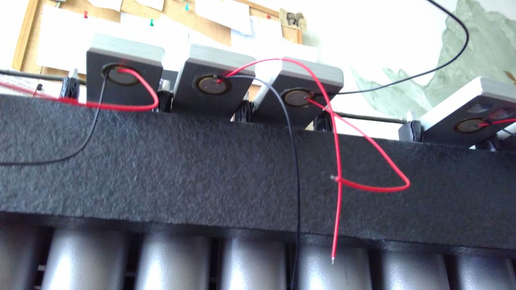 picture showing piezoelectric transducers stuck at the edge of vibraphone bars.