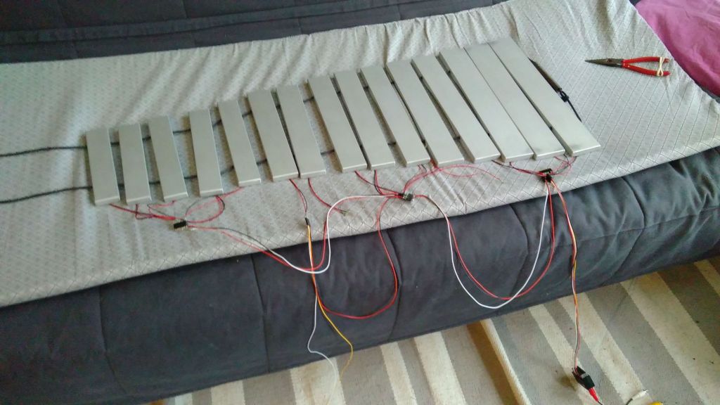vibraphone keys on couch to teste piezoelectric vibraphone system