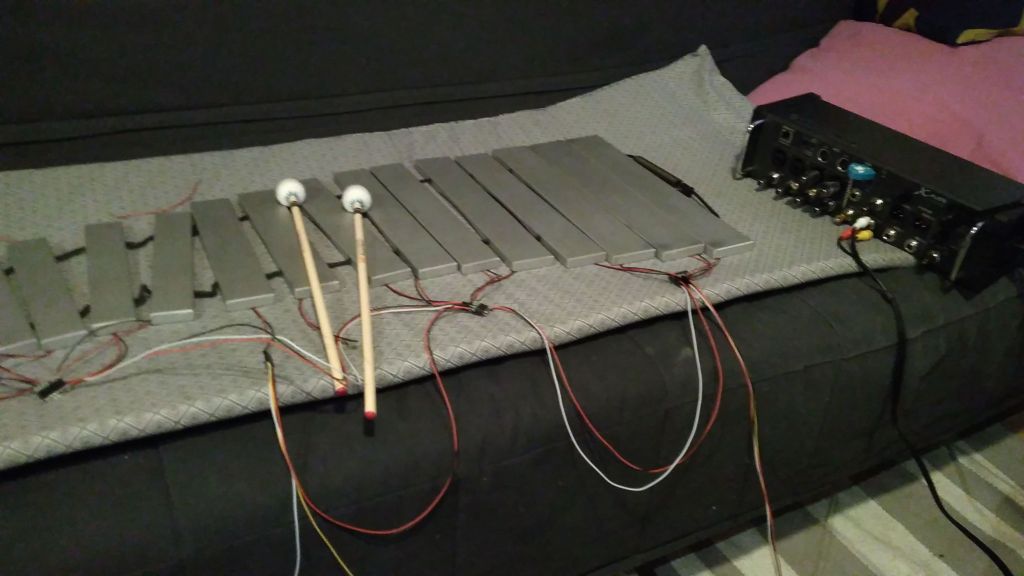 vibraphone keys on couch to teste piezoelectric vibraphone system and connected in a behringer / midas Xair 12